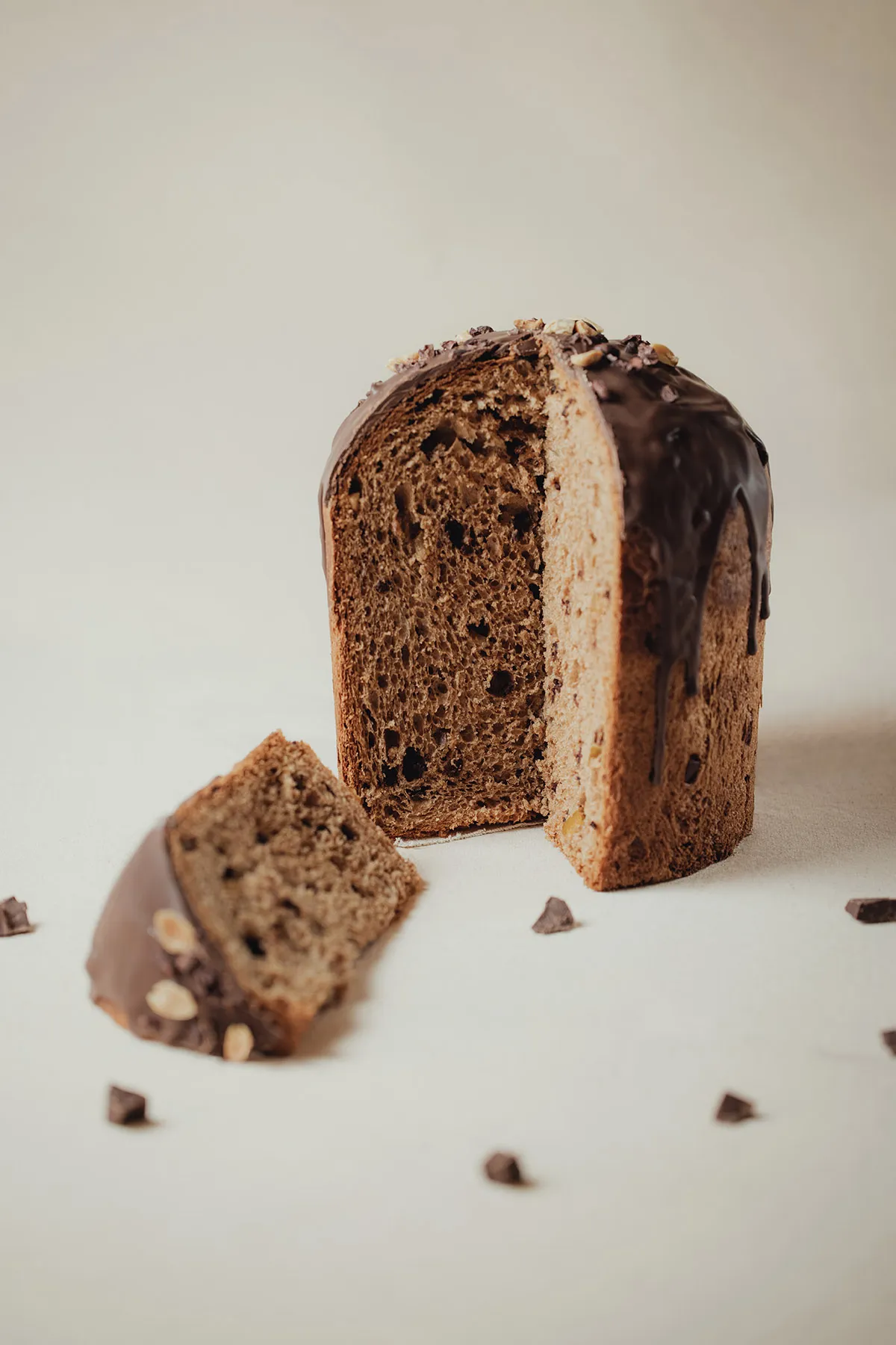 Panetón de chocolate bañado en chocolate, cortado para mostrar su miga