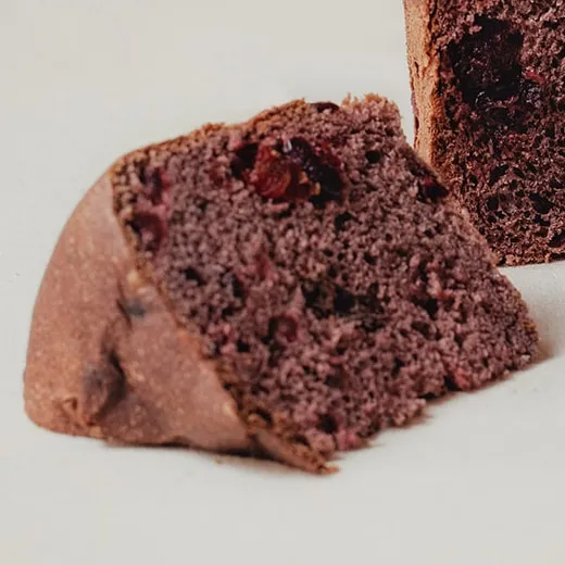 Tajada de panetón Frutos del Valle, con miga morada y cranberries