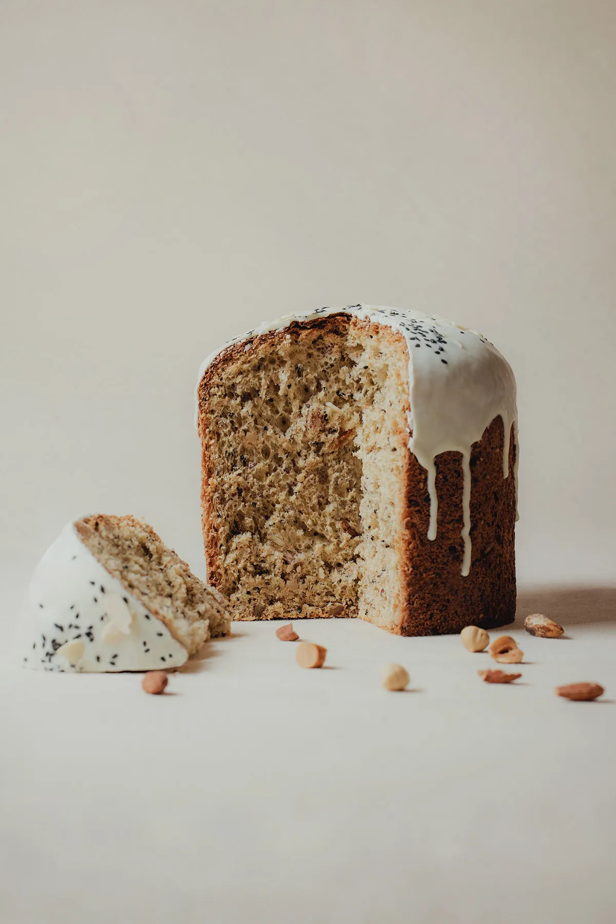 Panetón de frutos secos con ajonjolí negro, almendras y avellanas