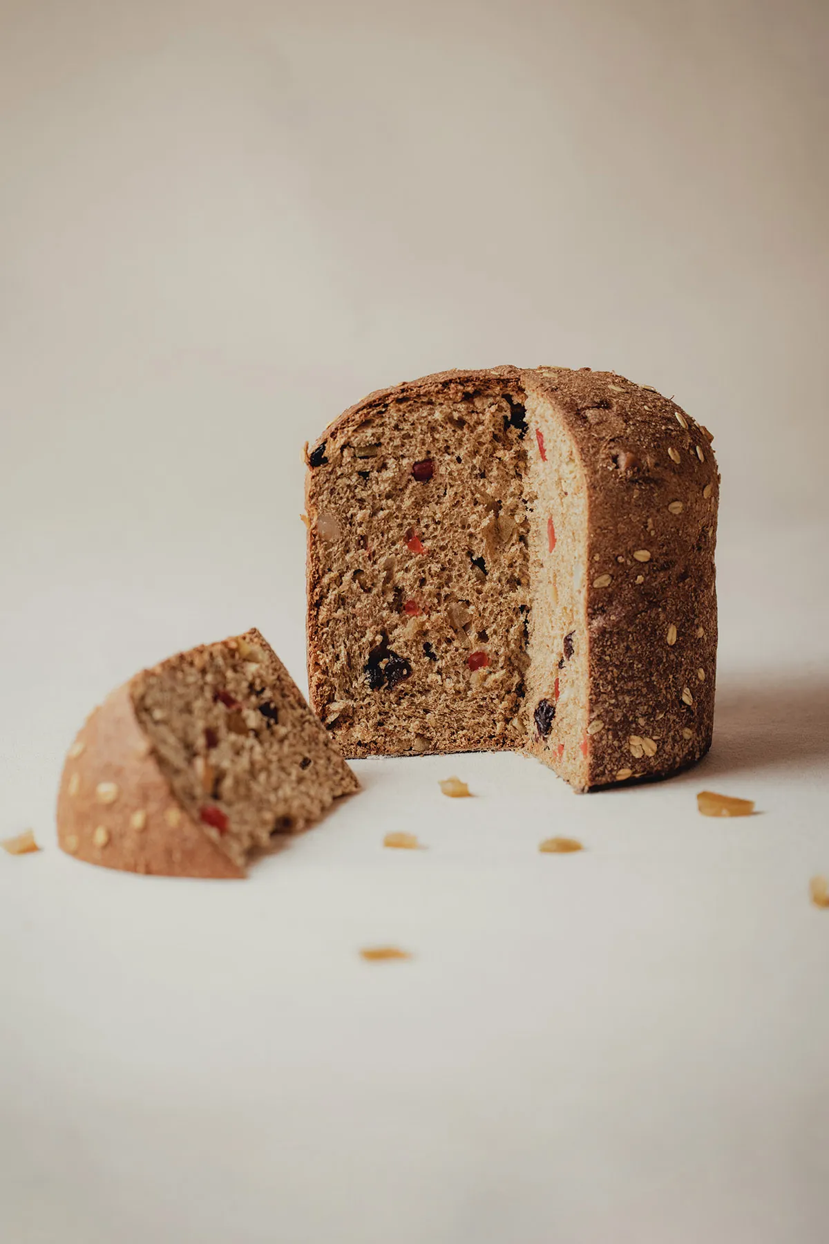 Panetón integral cortado, con pasas y fruta confitada