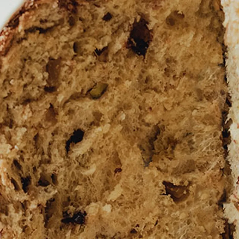 Primer plano de la miga aireada de un panetón recién cortado