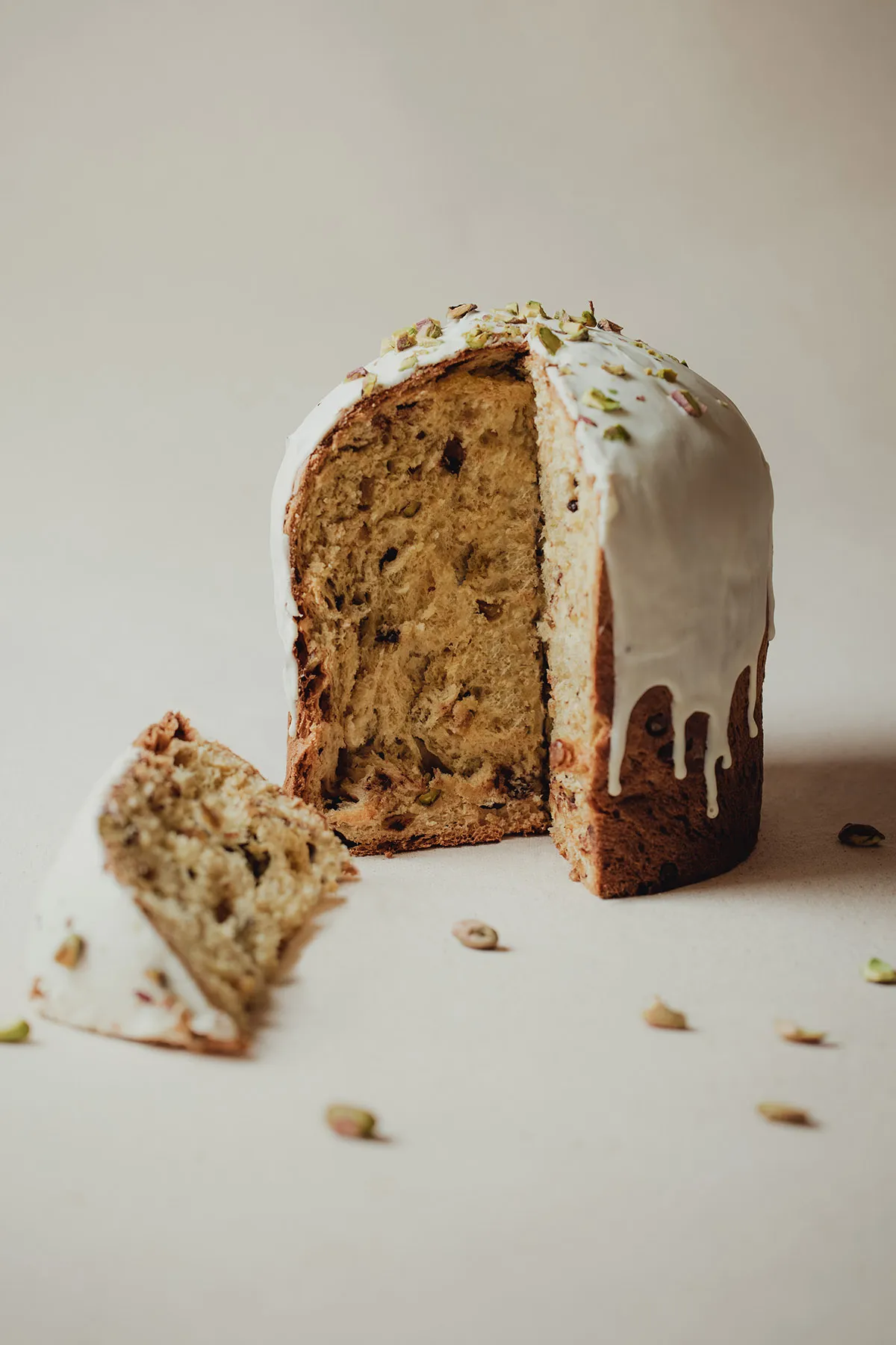 Panetón de pistacho con glaseado blanco y pistacho troceado